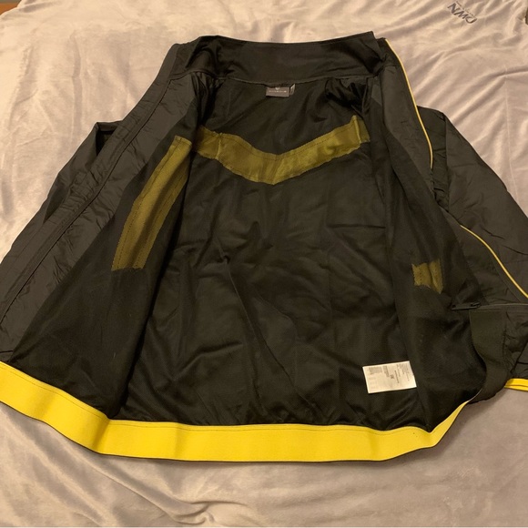 Men’s Porsche Design Windbreaker with Gold Mesh Design
Size Medium - Picture 5 of 11